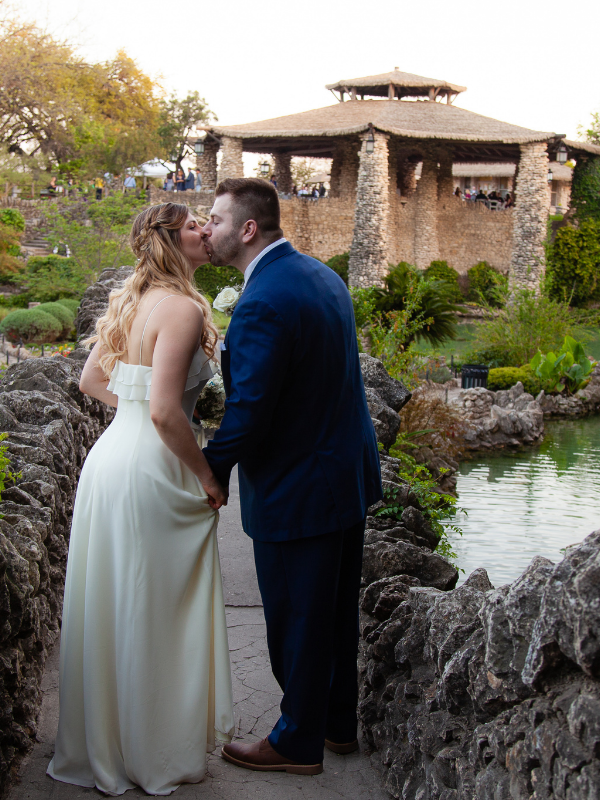 Everlasting Elopements couple kissing in front of tea garden at Japanese Tea Garden